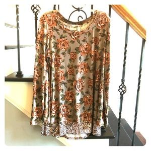 LOGO 2 pc Tunic & shell set multicolored Roses 🌹